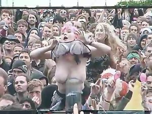 filles chaudes montrent leurs seins pendant un concert