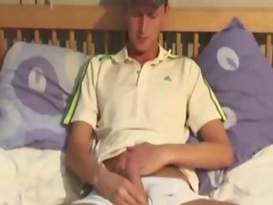 19 years old brit twink jerking off his dick