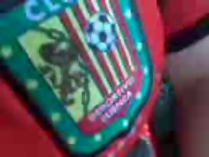 Una cogida con la roja del Deportivo Cuenca