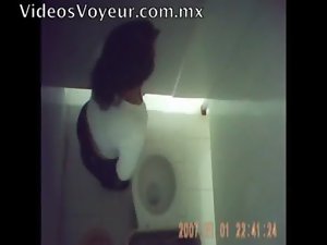culo espiado en el wc