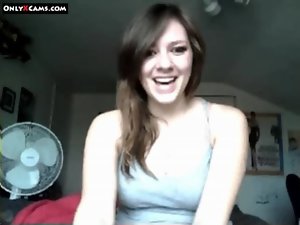 Lass Exposes Hooters On Cam
