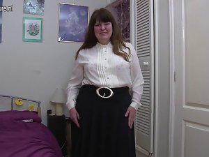 Amateur attractive mature mother with hungry pussy