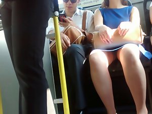 Upskirt flash in bus (awesome woman)