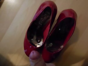 Big cumshot on red high heels